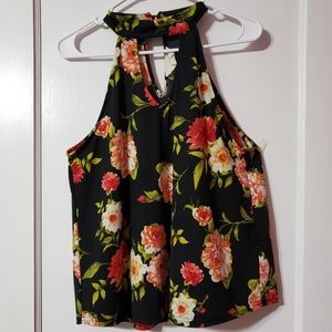 Cute floral top!